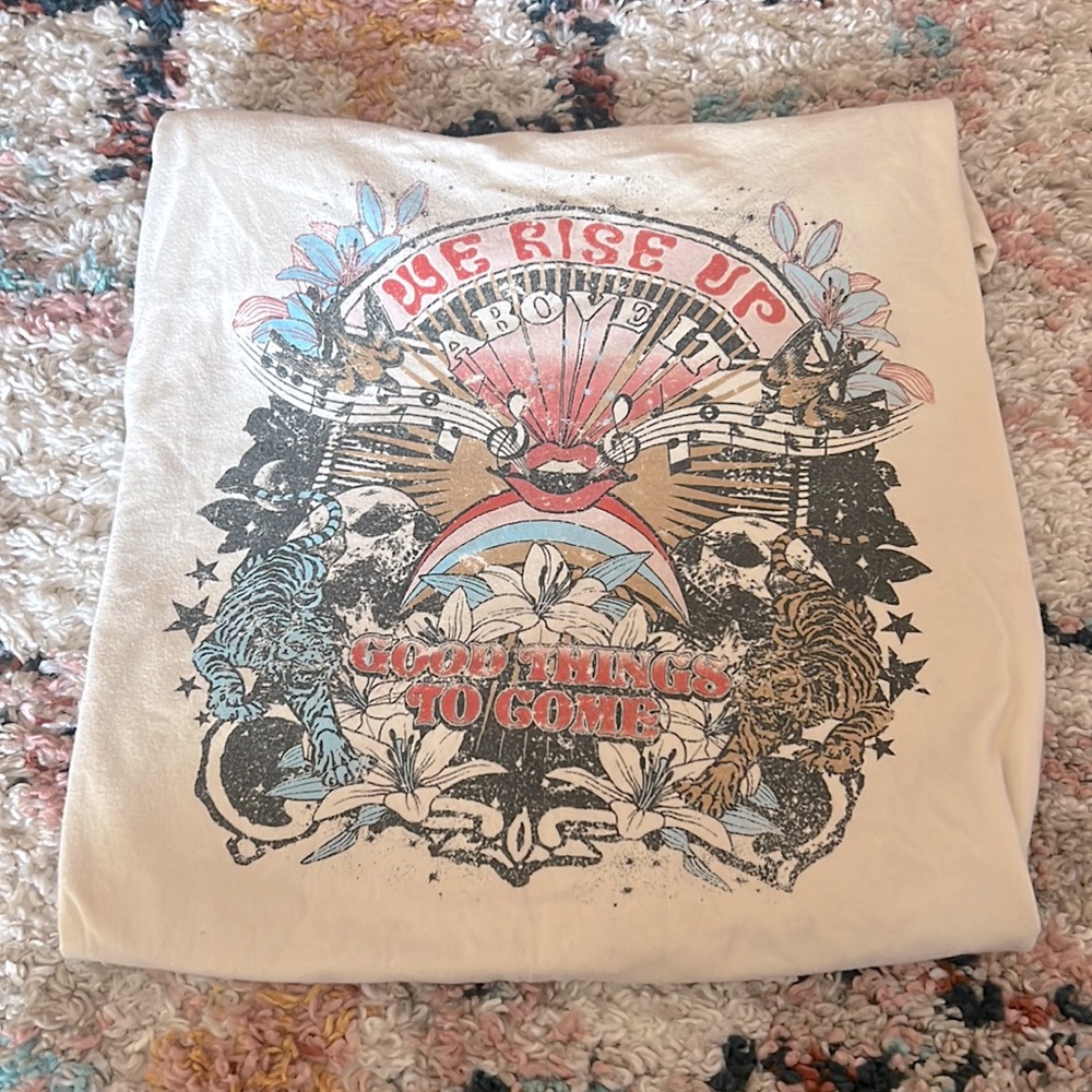 not sure what brand but a super cute graphic tee in a size small